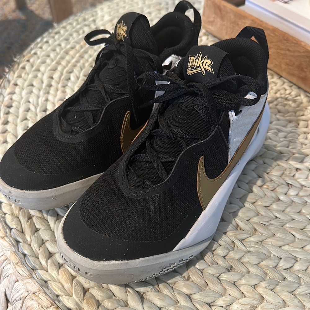 Nike basketball shoes size 4 Hustledx- Su21